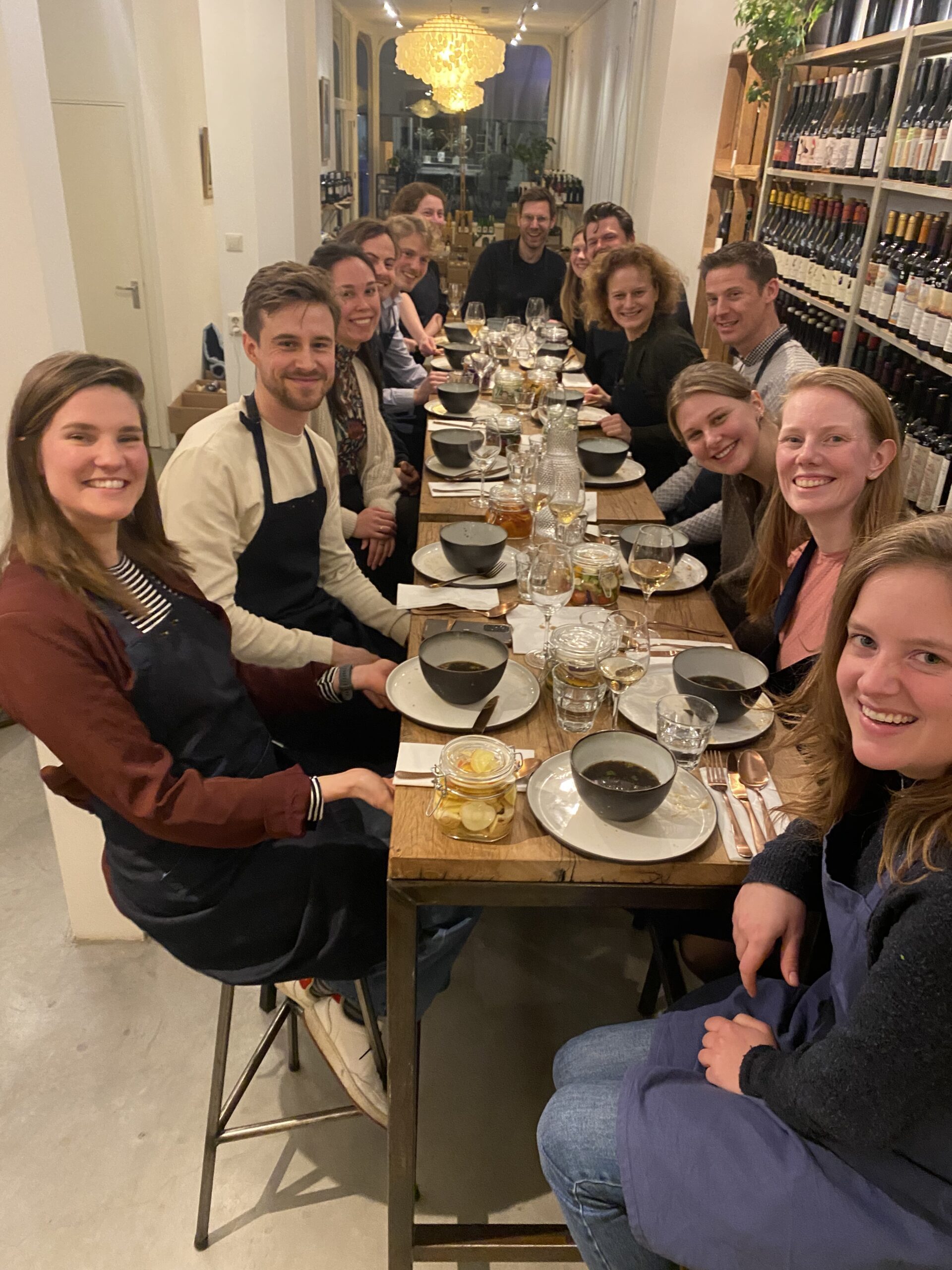 Groepsfoto van het HLDR team dat samen aan tafel zit.