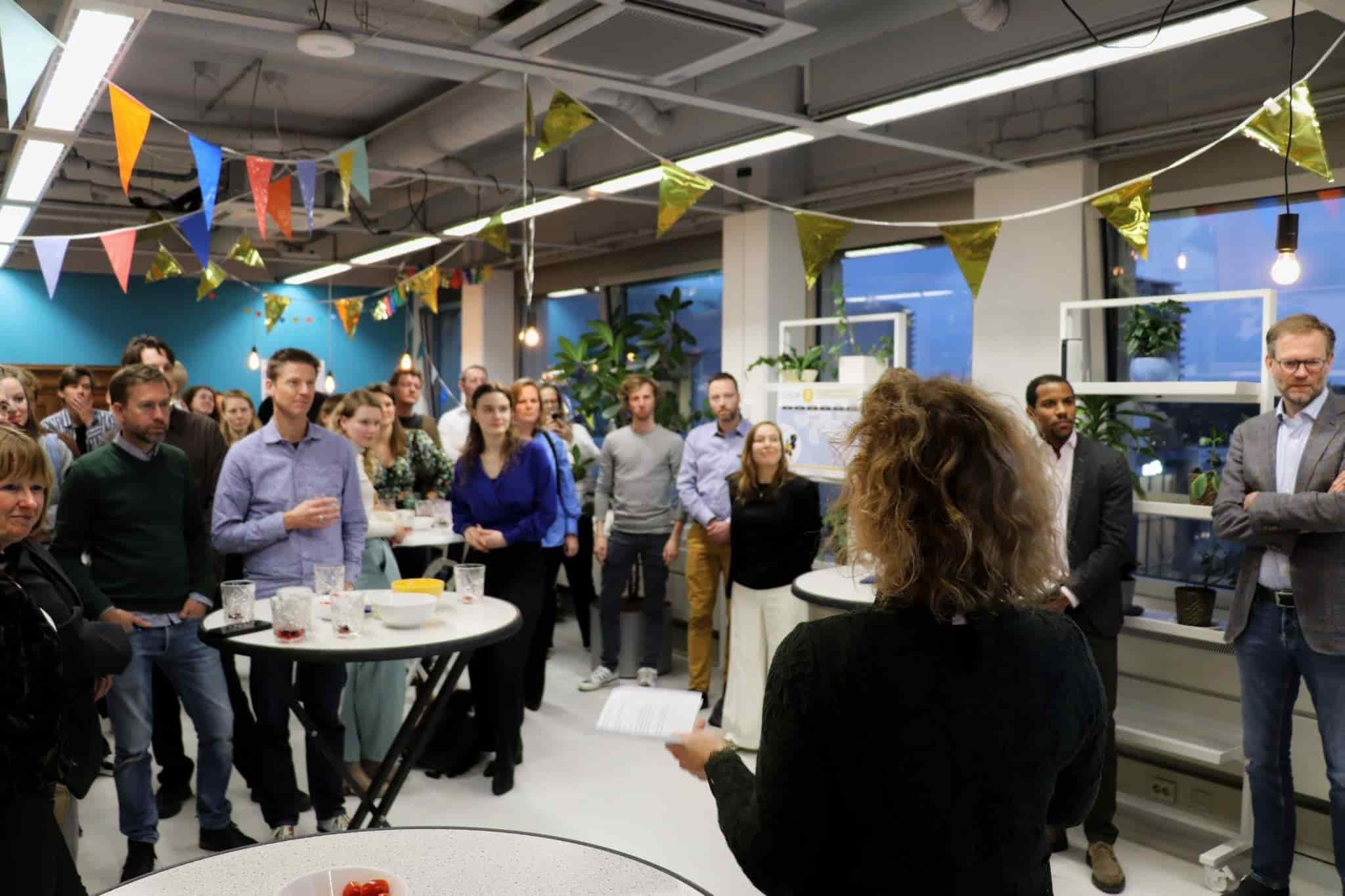 Foto van een groep mensen bij de HLDR 5 jaar borrel