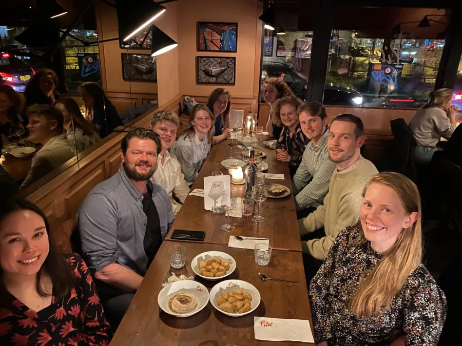 Groepsfoto van HLDR team in een restaurant
