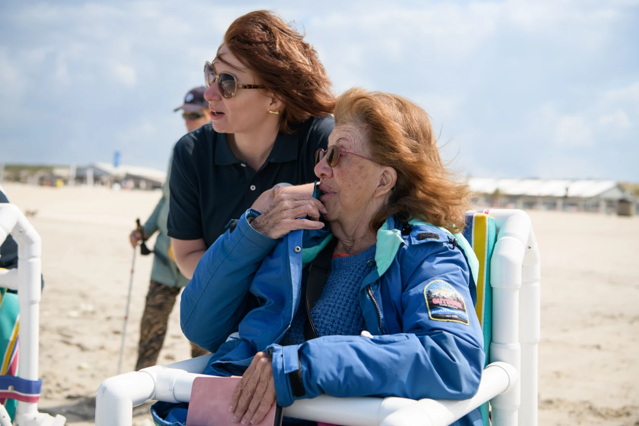 Begeleider en deelnemer op het stranduitje