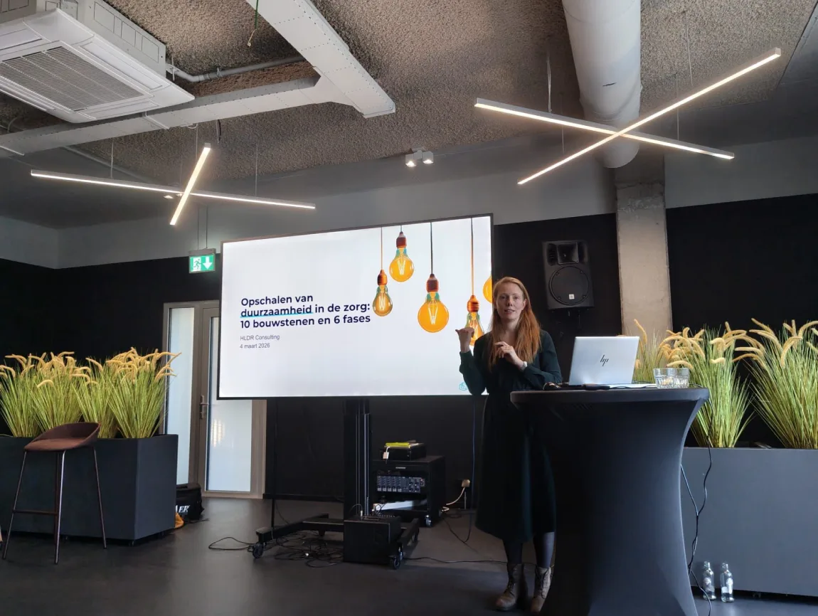 Astrid presenteert één van de whitepapers over duurzaamheid in de zorg