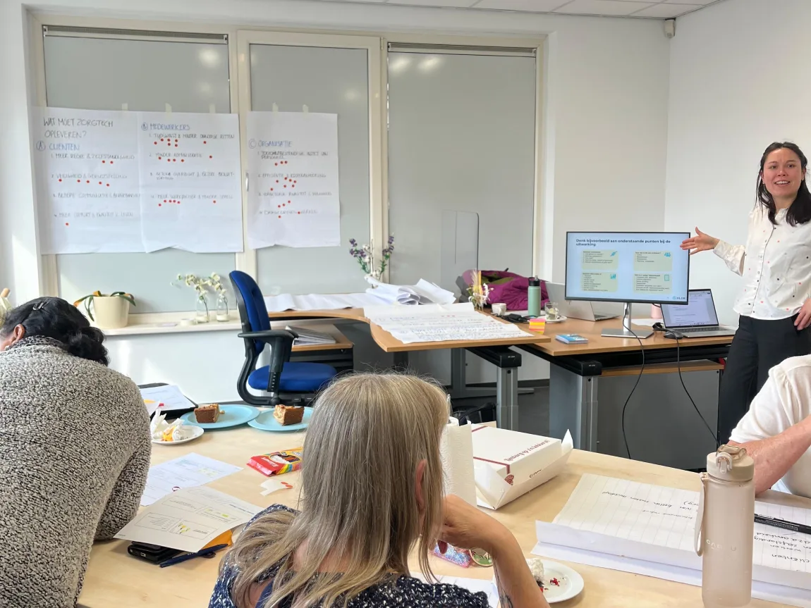 HLDR collega presenteert een slide van de workshop over zorgtechnologie